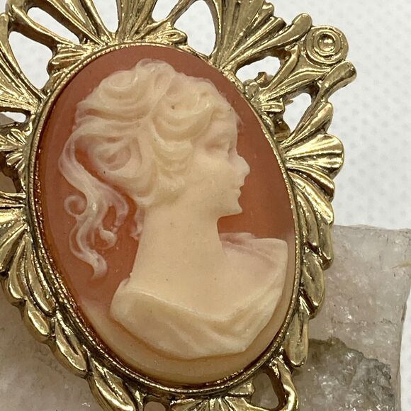 Vintage Gold Tone Cameo Brooch Pin Ornate Border Faux Pearl Dangle Women's Face - Picture 3 of 8